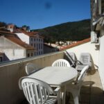 Balcon privé avec mobilier extérieur et vue dégagée sur la nature