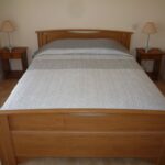 Chambre élégante avec mobilier design et décoration minimaliste