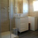 Séjour avec salle de bain au design moderne et douche spacieuse