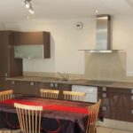 cuisine moderne et très grande pour une grande famille pour une location meublée près de Les Thermes Romains