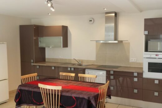 cuisine moderne et très grande pour une grande famille pour une location meublée près de Les Thermes Romains