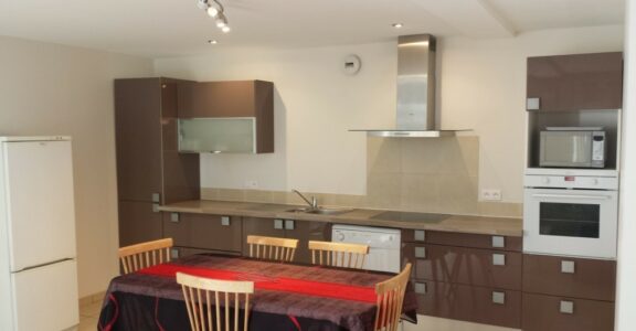 cuisine moderne et très grande pour une grande famille pour une location meublée près de Les Thermes Romains