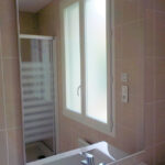 Appartement avec salle de bain design et porte-serviettes chauffant