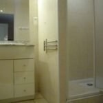 Petite salle de bain optimisée avec douche et rangements