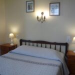 grande chambre avec un lit double très éclairée