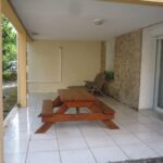 grande terrasse qui donne sur un joli jardin
