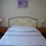 Chambre au style hôtelier avec éclairage tamisé