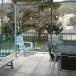 Dîner en extérieur sur une terrasse avec vue dégagée