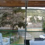 Apéritif entre amis sur une terrasse avec mobilier cosy