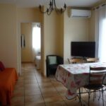 Sejour cosy avec télévision , salle à manger et un canapé confortable