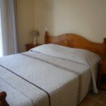 Chambre avec lits séparés et décoration moderne en Pyrénées-Orientales