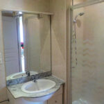 salle de bain cosy dans un studio meublé