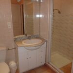 Salle de bain avec douche lumineuse et miroir rétroéclairé