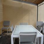 Terrasse ombragée avec une grande table et vue dégagée