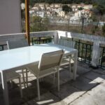 Pour un petit-déjeuner sur une terrasse avec vue sur le jardin