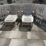 terrasse avec deux transats pour une relaxation après un repas en couple