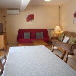 Salon avec canapé et salle à manger