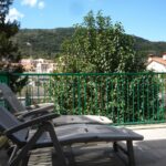 Transats confortables sur une terrasse avec vue sur les montagnes