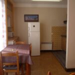 cuisine avec grand frigo pour une location meublée confortable