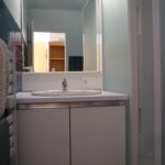 Salle de bain avec placards intégrés et espace de rangement