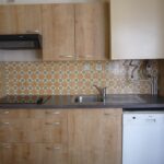 Cuisine en bois avec crédence colorée, typique des Pyrénées-Orientales