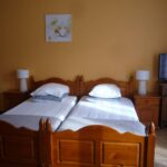 chambre avec deux lits jumeaux et décoration chaleureuse