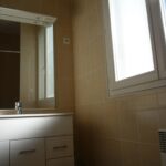 Salle de bain avec douche effet pluie et ambiance relaxante proche des thermes