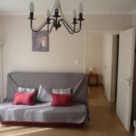 Séjour avec un canapé dans un appartement F3 lumineux