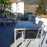 Terrasse meublée avec vue sur les montagnes des Pyrénées