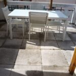 Très jolie terrasse avec une grande table pour la location meublée
