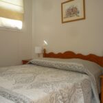 Hébergement équipé avec chambre double et ambiance apaisante