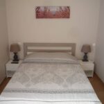 Chambre tout confort avec table de chevet et lampes de lecture
