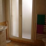 salle de bain avec douche à l'italienne et sèche serviette
