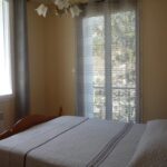 Chambre cosy avec lit double et grandes fenêtres