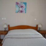 Location saisonnière avec chambre et grande armoire pour un séjour confortable