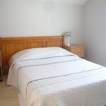 Chambre avec un grand lit très éclairée