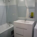 Salle de bain équipée d’une baignoire dans une location de vacances
