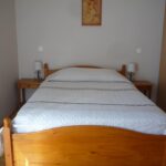 Chambre avec décoration élégante et touches naturelles