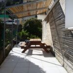 terrasse style véranda avec vu sur de la verdure