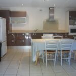 Cuisine familiale avec grande table et espace repas convivial