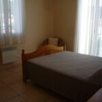 chambre à coucher avec deux grand fenêtres pour une location saisonnière