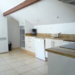 grande cuisine en blanc et en bois bien équipée pour des vacances confortable