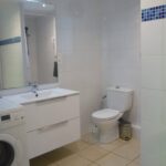 Location avec salle de bain spacieuse et équipements modernes