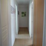 Appartement avec décoration épurée et grand miroir mural