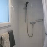 Salle de bain avec éclairage tamisé et spots intégrés au plafond