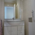 Location avec salle de bain équipée, idéale pour un couple