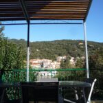 Terrasse ensoleillée avec vue sur un jardin fleuri