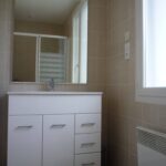 Salle de bain avec grande douche et espace optimisé pour les locataires