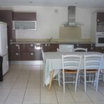 Cuisine moderne et salle à manger avec décoration élégante