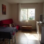 Studio avec kitchenette moderne et équipements électroménagers